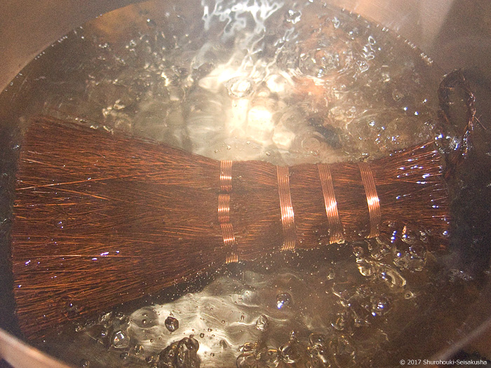 棕櫚箒のお手入れ１-棕櫚荒神箒の煮沸消毒