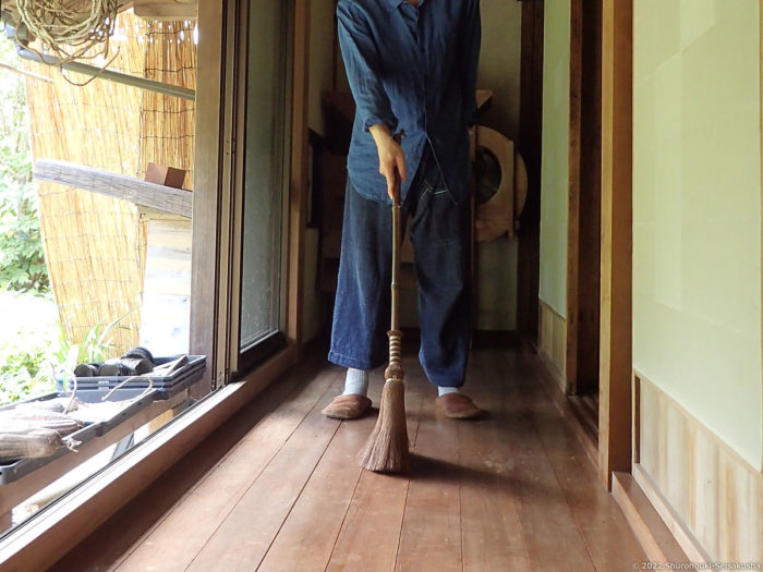 【棕櫚箒】棕櫚皮手箒で掃き掃除